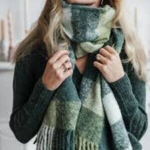 NWT Pacas Green Checkered Oversized Scarf